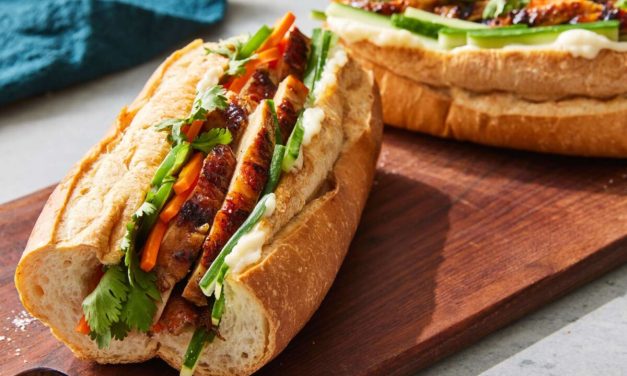 Banh Mi Heo Quay Vietnam Sandwich Perut Babi Panggang
