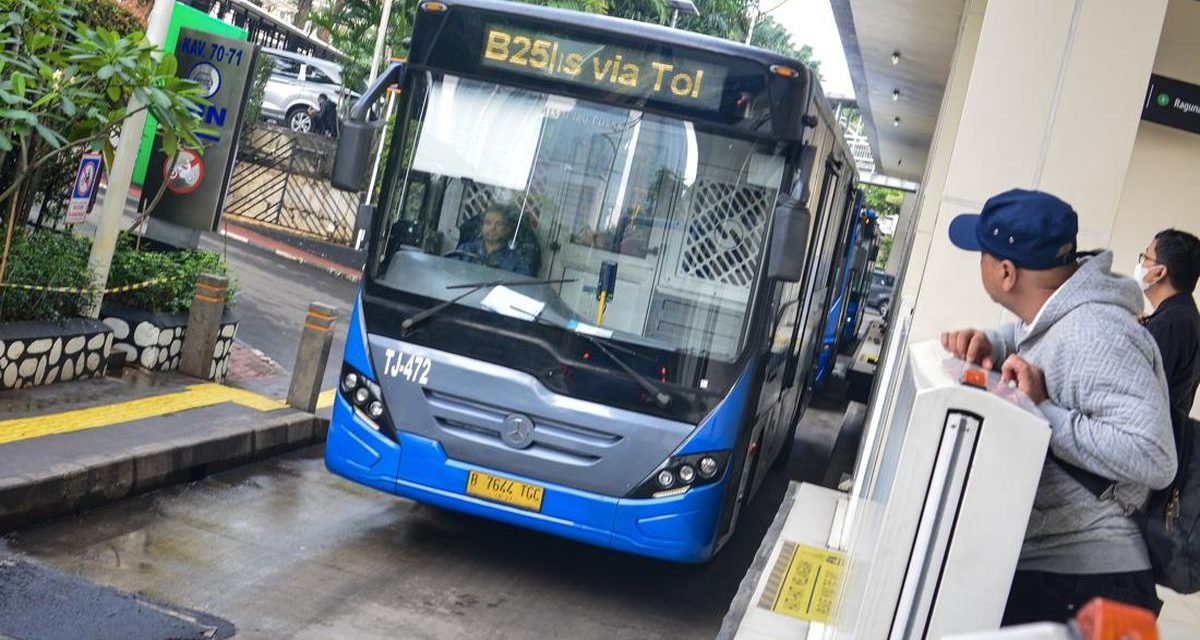 Penumpang Transjakarta Keluhkan Waktu Tunggu Koridor 9