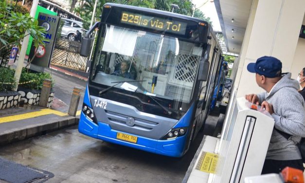 Penumpang Transjakarta Keluhkan Waktu Tunggu Koridor 9