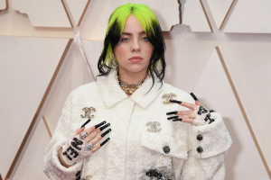 Billie Eilish Istirahat Total Dua Minggu Akibat Masalah Pita Suara