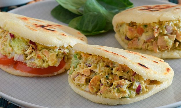 Arepa Khas Venezuela: Roti Jagung Panggang Isi Reina Pepiada