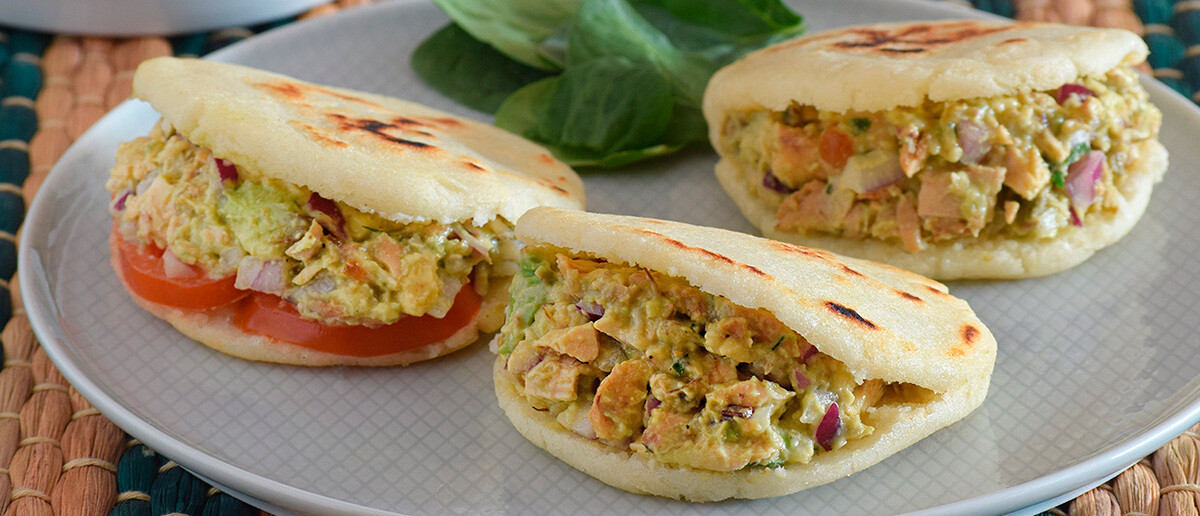 Arepa Khas Venezuela: Roti Jagung Panggang Isi Reina Pepiada
