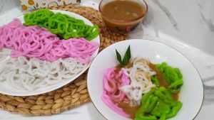 Kue Putu Mayang Betawi: Kelezatan Mi Tepung Beras Kuah Kinca