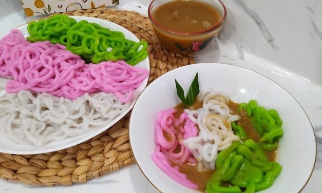 Kue Putu Mayang Betawi: Kelezatan Mi Tepung Beras Kuah Kinca