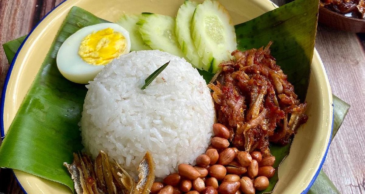 Nasi Lemak Autentik Malaysia: Nasi Santan Dan Sambal Bilis