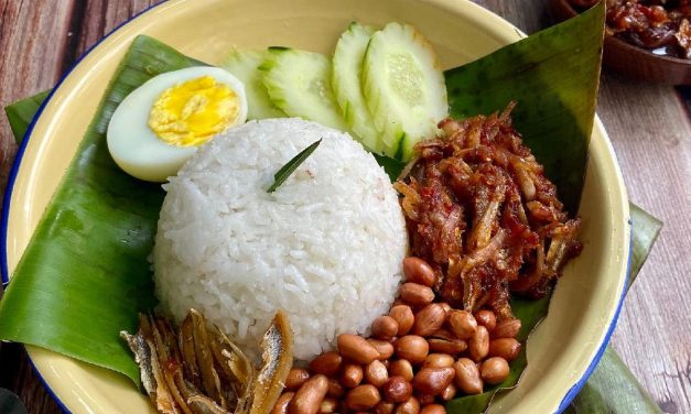 Nasi Lemak Autentik Malaysia: Nasi Santan Dan Sambal Bilis