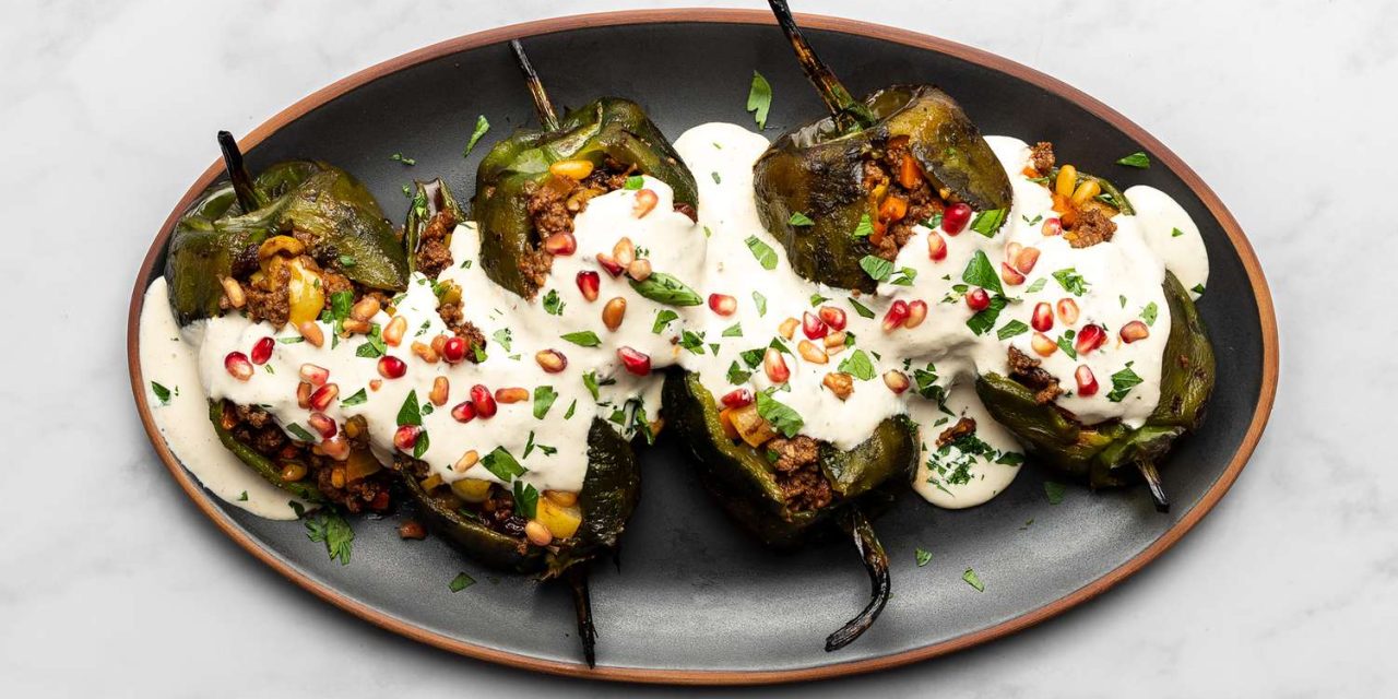 Chiles En Nogada Meksiko Dengan Saus Krim Walnut Dan Delima