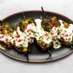 Chiles En Nogada Meksiko Dengan Saus Krim Walnut Dan Delima