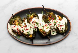 Chiles En Nogada Meksiko Dengan Saus Krim Walnut Dan Delima