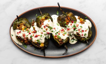 Chiles En Nogada Meksiko Dengan Saus Krim Walnut Dan Delima