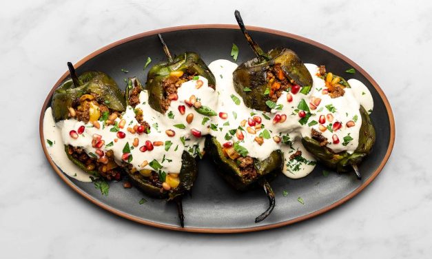 Chiles En Nogada Meksiko Dengan Saus Krim Walnut Dan Delima