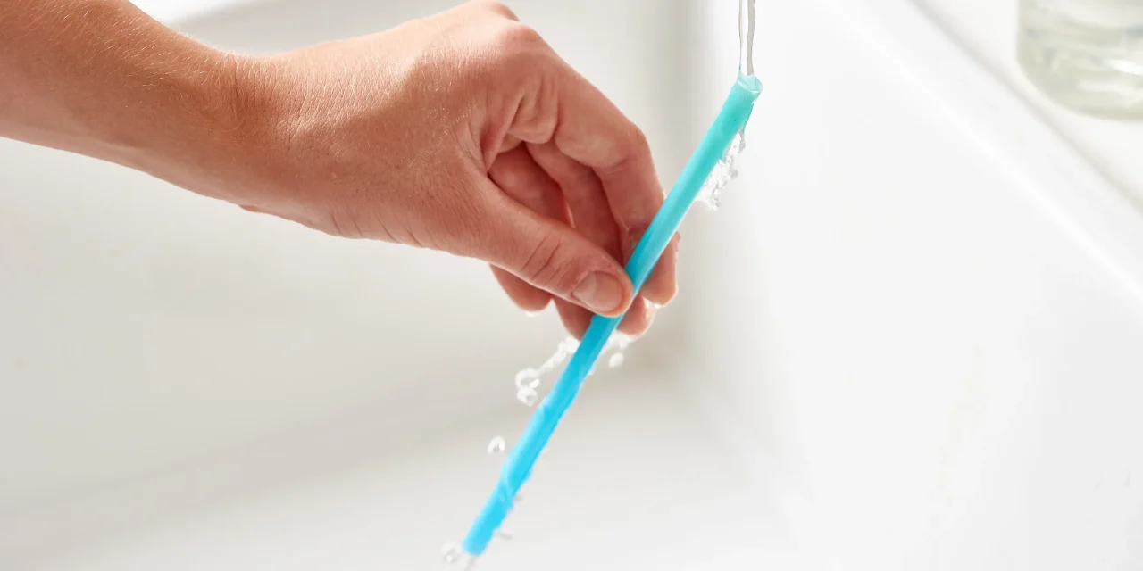 Sedotan Botol Bau Dan Berjamur? Bersihkan Pakai Pipe Cleaner