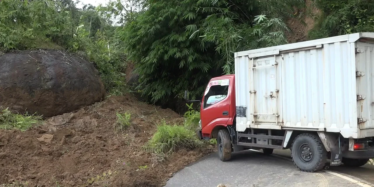 Longsor Tebing Tana Toraja Bikin Kendaraan Terjebak Kemacetan