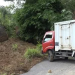 Longsor Tebing Tana Toraja Bikin Kendaraan Terjebak Kemacetan
