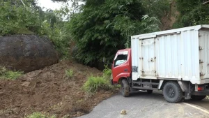 Longsor Tebing Tana Toraja Bikin Kendaraan Terjebak Kemacetan