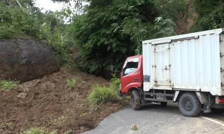 Longsor Tebing Tana Toraja Bikin Kendaraan Terjebak Kemacetan